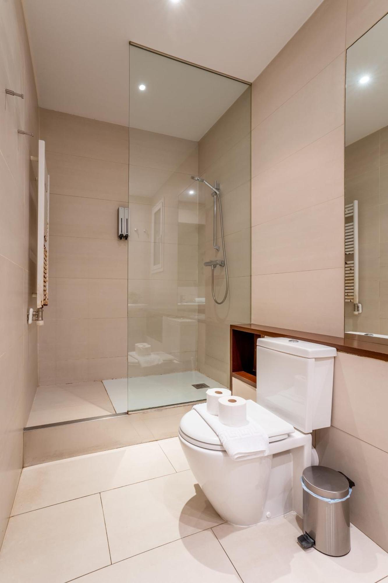 Classy 3bed 3bath In Eixample Barcelona