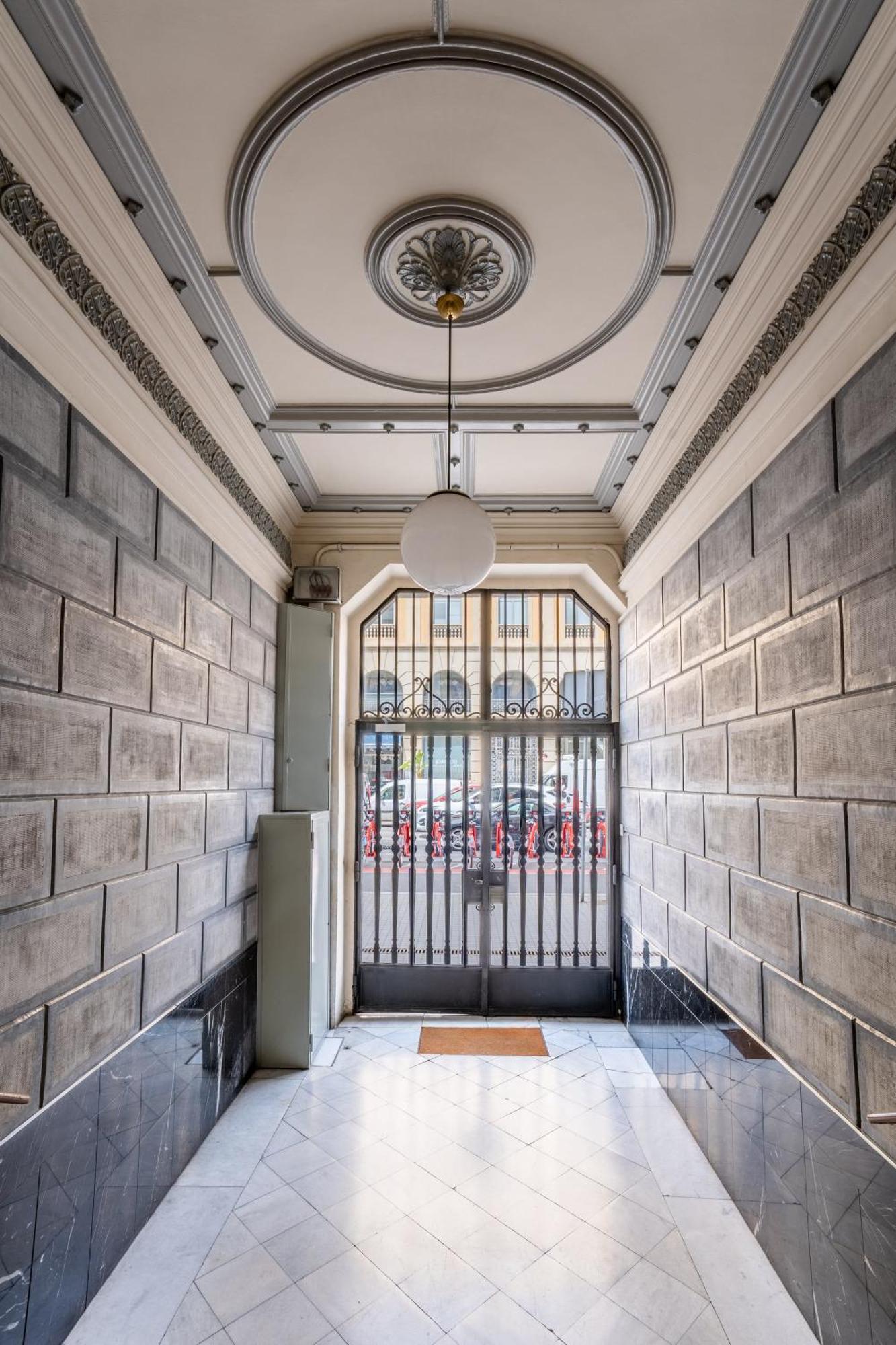 Classy 3bed 3bath In Eixample Apartment